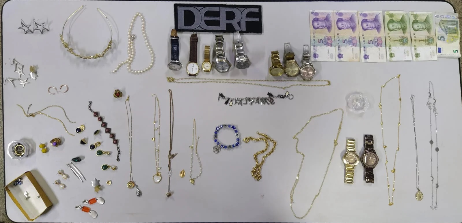 Joias furtadas nas casas das v&iacute;timas da organiza&ccedil;&atilde;o criminosa - Foto: Pol&iacute;cia Civi/Divulga&ccedil;&atilde;ol